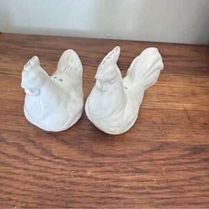 Set of hen and rooster salt and pepper shakers